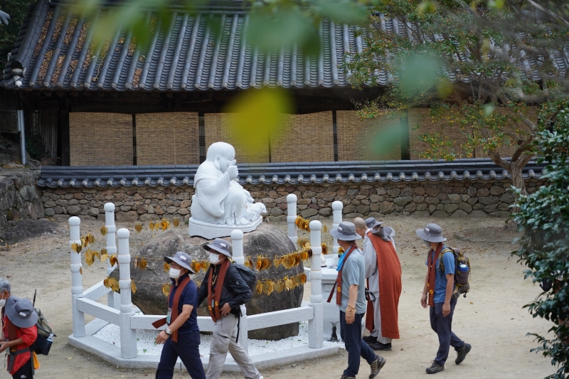 천은사를 참배하는 순례대중 (6)